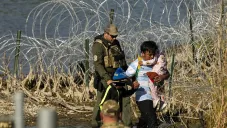 El gobierno de Texas podrá detener y expulsar a migrantes.