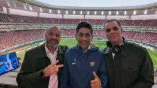 Los comentaristas en el estadio Akron