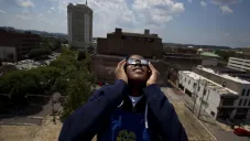 Recuerda que mirar el eclipse sin protección daña tu visión.