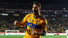 Gignac en festejo de gol en partido