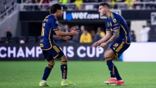 Gignac y Lainez celebran el primer gol del partido