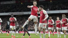 Arsenal desaloja a Liverpool de la cima tras vencer a Luton Town