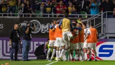 Los felinos celebran ante la mirada de los aficionados mazatlecos