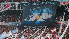 Hinchas de River Plate sacan manta y canticos contra ingleses en memoria de las Islas Malvinas