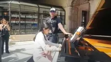 Vocalista de la banda Therion improvisa dueto con niña en Zacatecas para cantar ‘Bohemian Rhapsody’