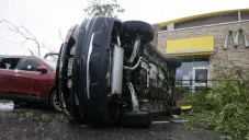 Autos, casas y negocios quedaron dañados por un tornado.