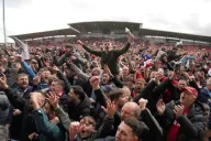 Aficionados invaden campo tras ascenso de Wrexham