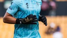 Plantel del Pachuca realiza homenaje a Miguel Calero al salir a la cancha con guantes