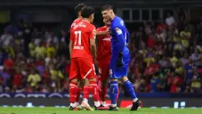 Tiago Volpi y Maxi Araujo se hacen de empujones en pleno juego contra América