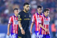 Alexis Vega bebe cerveza en pleno juego