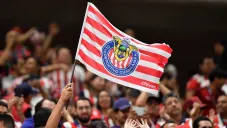 Policía de Zapopan agrede camión de aficionados de Chivas tras el duelo ante Querétaro