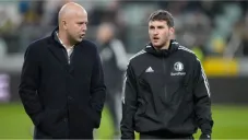 Arne Slot y Santiago Giménez