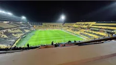 ¡Todo por el equipo! Aficionados hacen 'magia negra' afuera del estadio de Peñarol