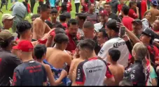 La Fiel invade la cancha del Estadio Jalisco en entrenamiento del Atlas a puerta abierta