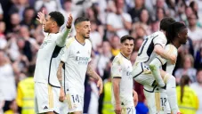 Celebración del equipo blanco ante el Cádiz