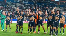 Pumas celebra tras ganar su boleto a la Liguilla, en Pachuca
