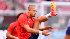 Javier Hernández en calentamiento