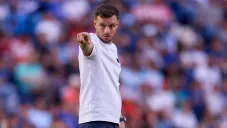 El técnico dirigiendo en partido