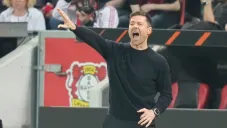 Afición del Bayer Leverkusen bautizan con mega manta a Xabi Alonso como ‘King Xabi’