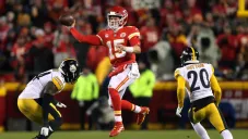 Mahomes lanzando sobre el emparrillado