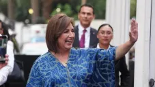 La candidata llegando al debate