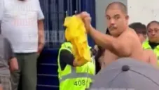 ¡Inaceptable! Seguridad del estadio 'niega' entrada de aficionados con playera de América