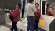 Tras verse descubierta la mujer empieza burlarse y llega a los golpes