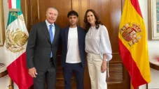 Reconoce embajador de México en España a joven de Yucatán, promesa del futbol