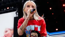 Young Miko revela su amor por el futbol mexicano y viste la playera de un equipo