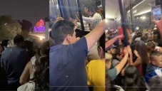 La desesperación de las personas para entrar se menifestó al grito de "¡Sí se puede!".