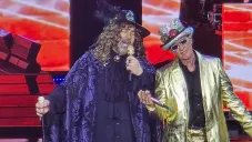 ¿El Ecoloco? ¿Willy Wonka? Critican a Mijares y Emmanuel por su vestuario en concierto