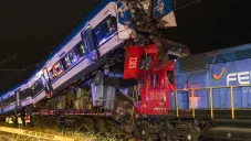 La falta de comunicación pudo provocar el accidente; los conductores están detenidos.