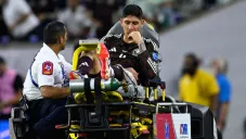 Edson salió lesionado y tuvo que abandonar el campo en camilla