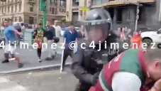 Policías también fueron agredidos cuando retiraron a comerciantes ambulantes del Centro Histórico.