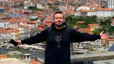 El histrión estuvo con dos mujeres, quienes se piensa lo mataron.