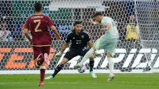 'Chaco' critica a Santiago Giménez por falla ante Venezuela: &quot;Esa tiene que meterla&quot;