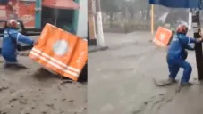 El hombre desesperado intenta recuperar su mototaxi