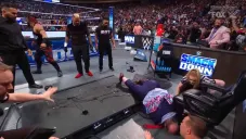 Paul Heyman, empresario estadounidense, fue atacado por The Bloodline en WWE SmackDown