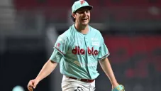 ¡Con paso perfecto! Trevor Bauer comanda la victoria 50 de los Diablos Rojos