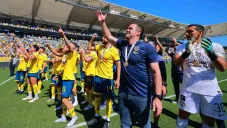 ¡Se gana a la afición! André Jardine celebró el título de Supercopa con los seguidores americanistas
