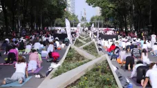 Más de mil personas asisten a clase de yoga en la Avenida Paseo de la Reforma