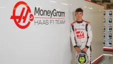 Oliver Bearman, piloto de la Ferrari Academy, firma con Haas para la temporada 2025