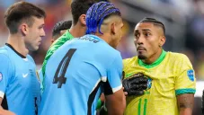 Ronald Araújo y Raphinha se 'encararon' en el Uruguay vs Brasil