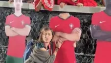 ¡No lo quieren! Aficionados portugueses destruyen figura de cartón de Joao Félix