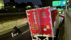 Trailer con 22 toneladas de arena para gato quedó atorado en bajo puente del Viaducto Miguel Alemán