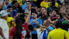 Jugadores uruguayos se enfrascaron con aficionados de camino al vestidor