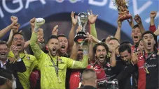 Camilo celebra un titulo con Atlas