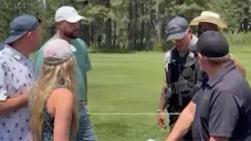 Travis Kelce golpea accidentalmente a una fan con una pelota de golf