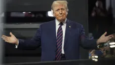 Se dice que el expresidente perdió un pequeño pedazo de su oreja.