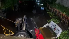 Auto cae a canal de Xochimilco y mueren tres mujeres; el conductor, que manejaba ebrio, sobrevivió
